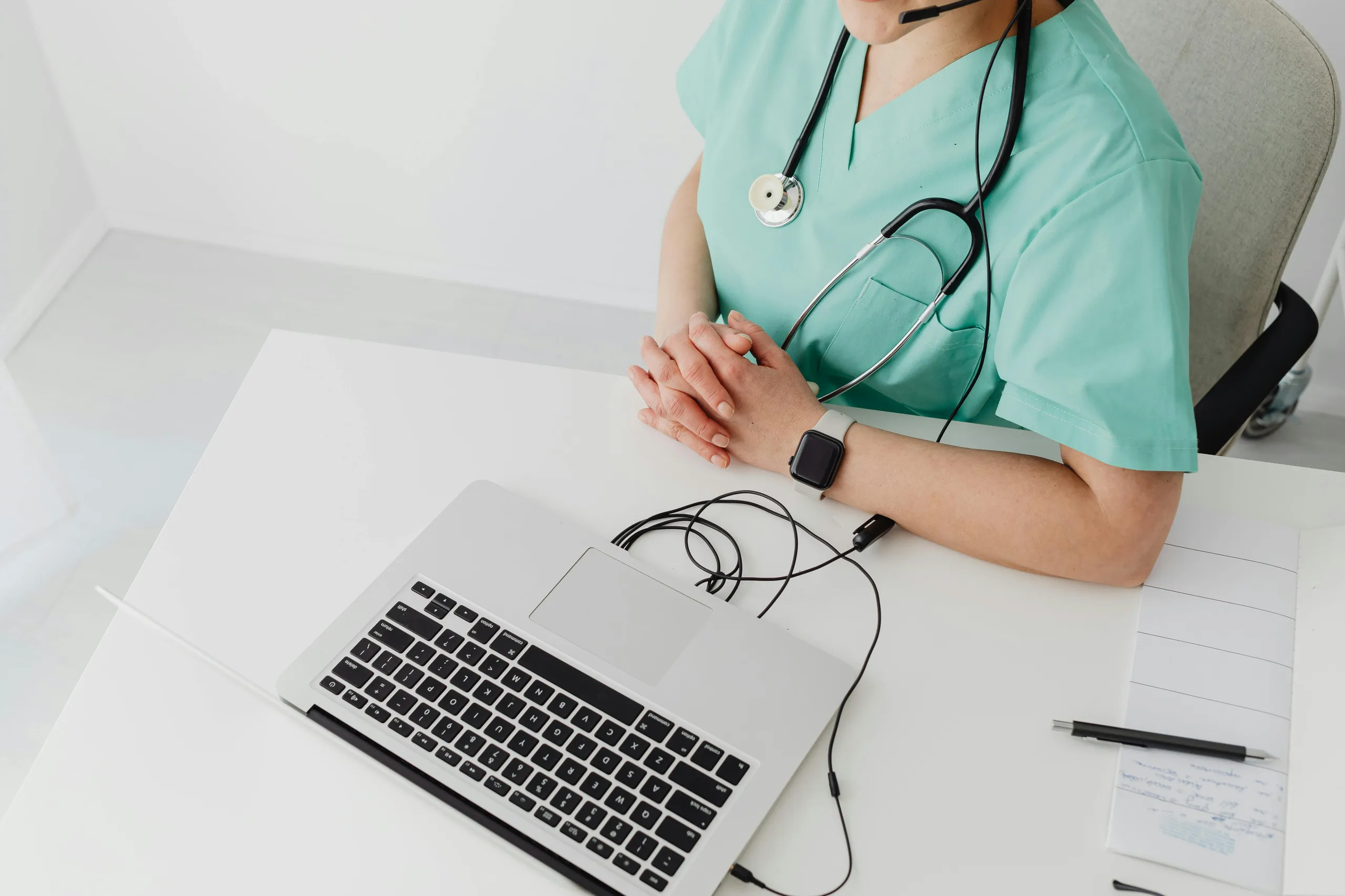 Médecin utilisant un ordinateur portable pour gérer son cabinet médical